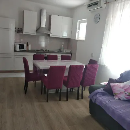 Appartamento U Prizemlju *